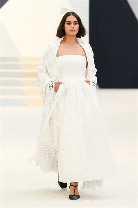 Chanel: i look e gli abiti da sposa alla sfilata haute couture 